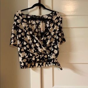NWT Floral wrap top🤍